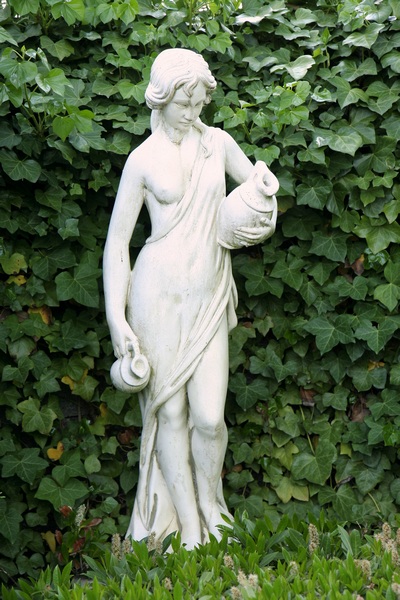 Rzeźba w cienistym zakątku ogrodu